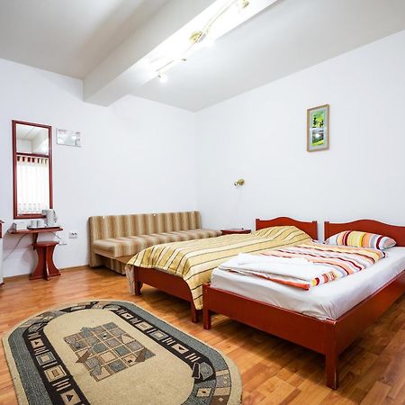 Hotel Sugas Сфинту-Ґеорґе Екстер'єр фото
