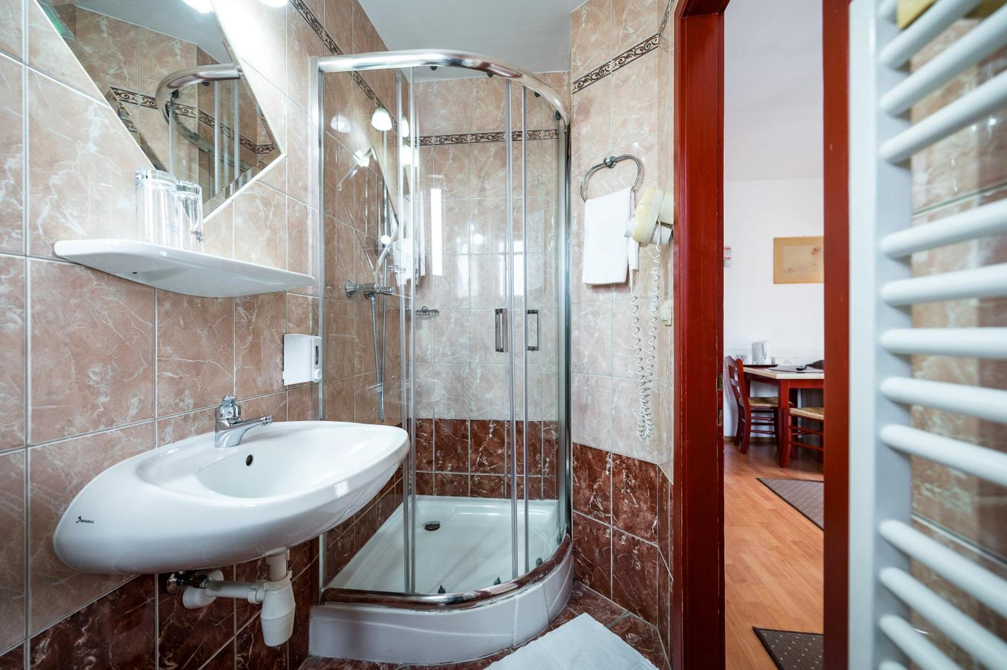 Hotel Sugas Сфинту-Ґеорґе Екстер'єр фото